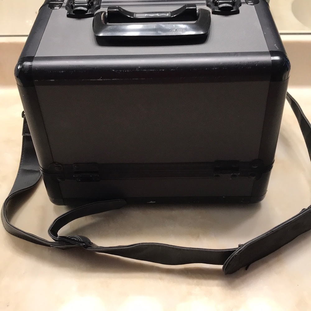 MAC makeup case discontinued 🔑 🔐 - Picture 3 of 8